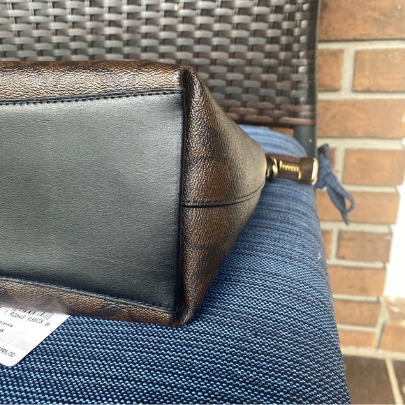 Coach hand bag& closebody - Picture 5 of 6